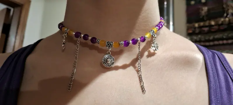 Collar choker de cuentas moradas y amarillas con colgantes - 1