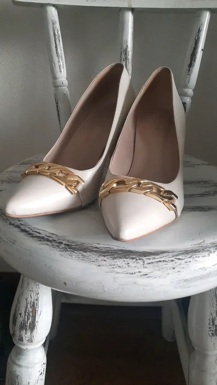 Zapatos de tacón beige con detalle dorado - 1