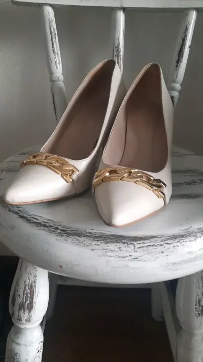 Zapatos de tacón beige con detalle dorado - miniatura 1
