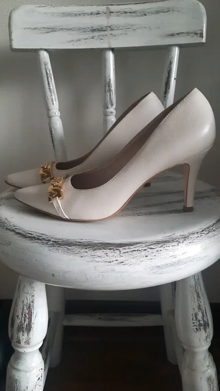 Zapatos de tacón beige con detalle dorado - 2