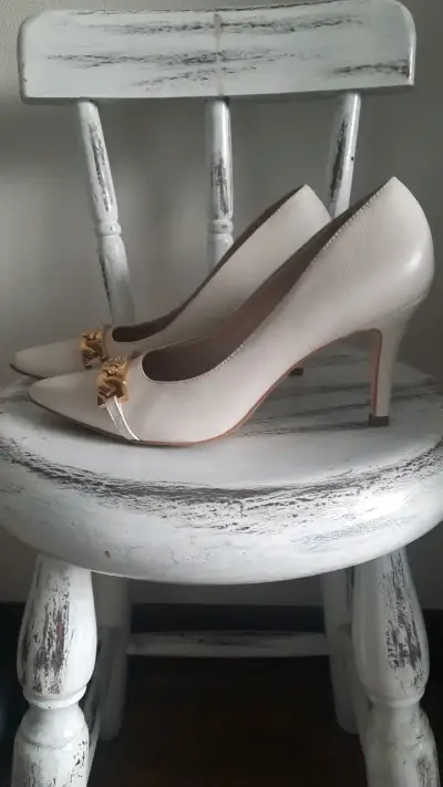 Zapatos de tacón beige con detalle dorado - miniatura 2