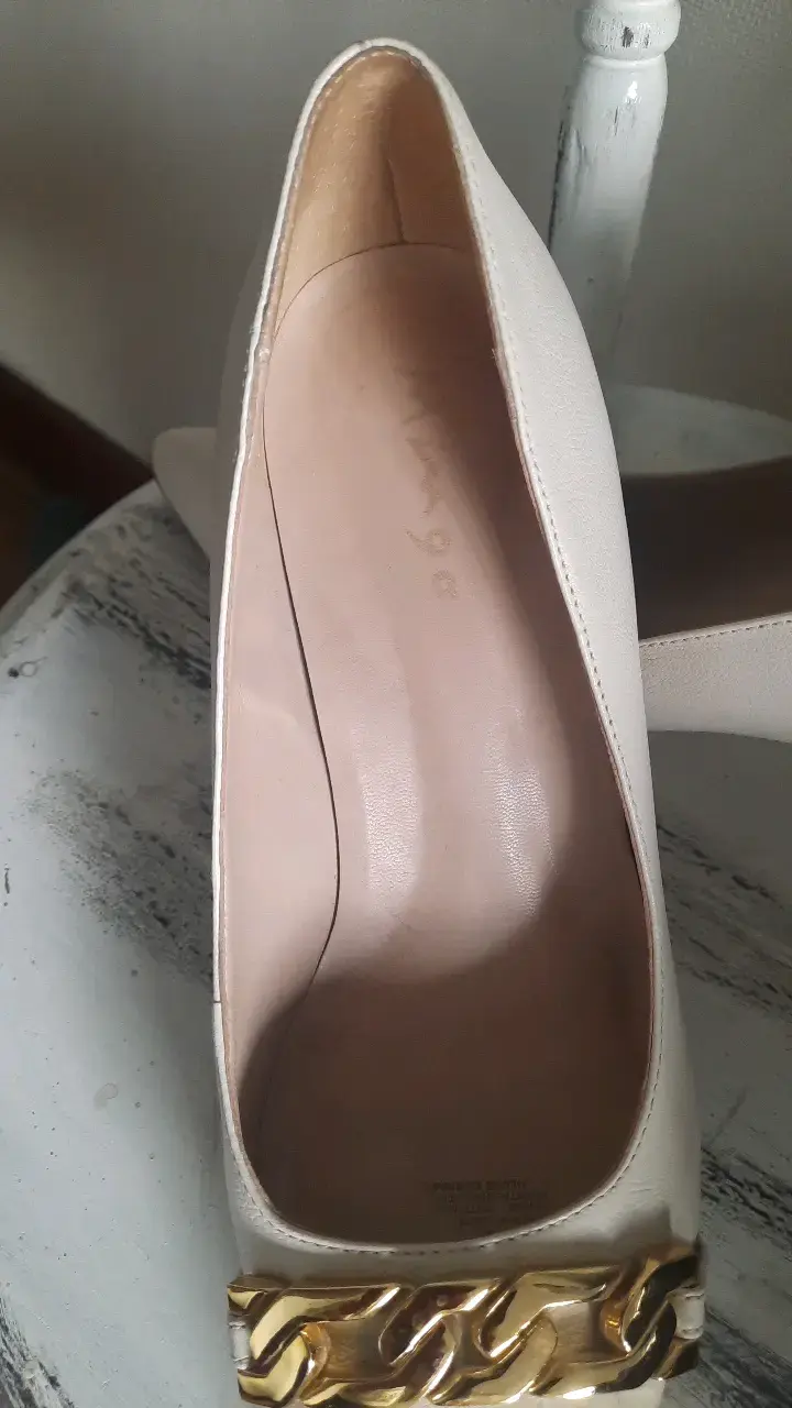 Zapatos de tacón beige con detalle dorado - 3