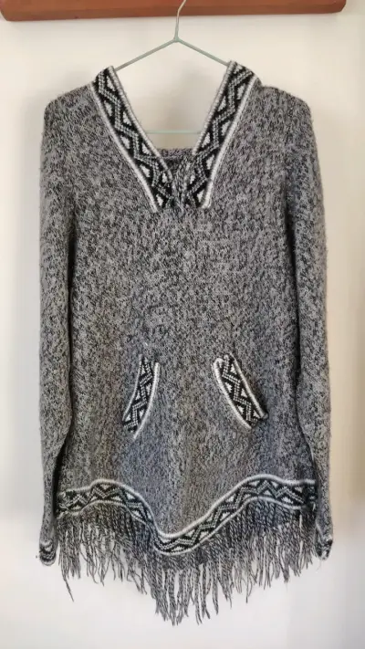 Poncho de lana gris con diseño étnico - miniatura 1