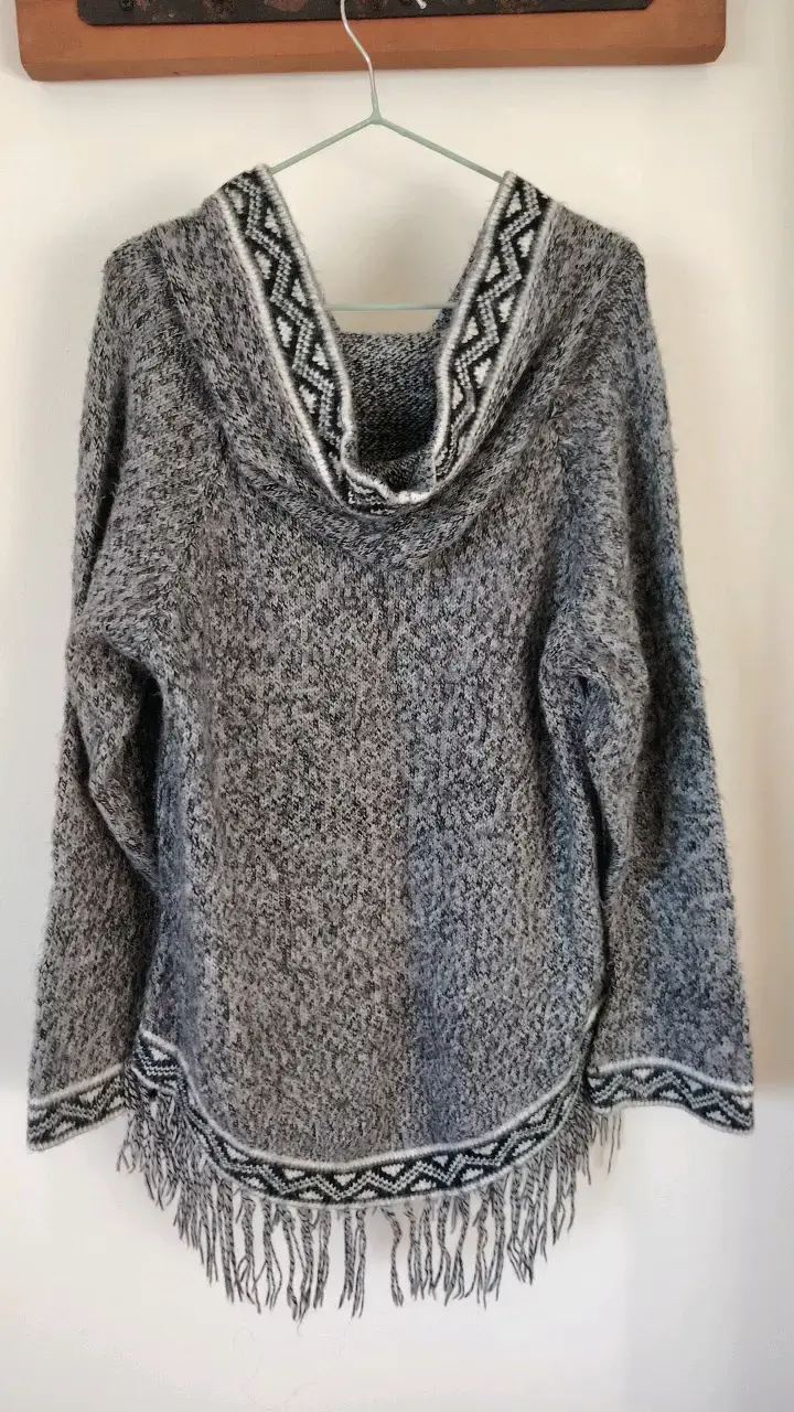 Poncho de lana gris con diseño étnico - 2