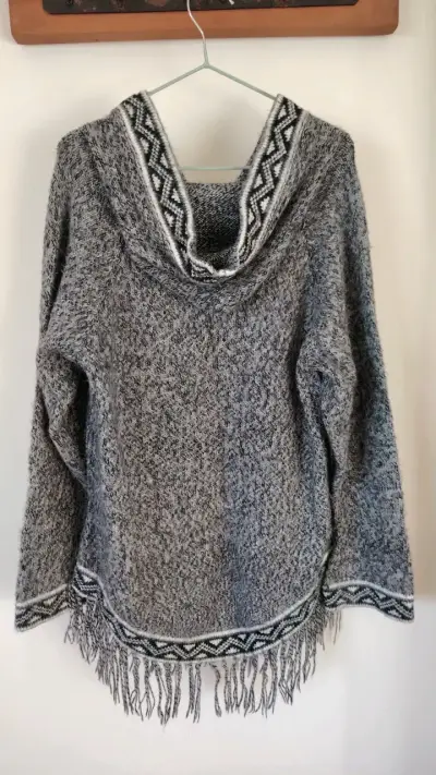 Poncho de lana gris con diseño étnico - miniatura 2