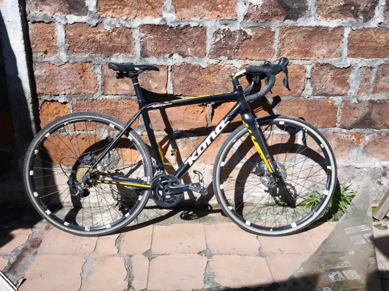 Bicicleta de carretera Kona negra y amarilla - 1