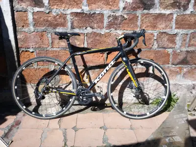 Bicicleta de carretera Kona negra y amarilla - miniatura 1