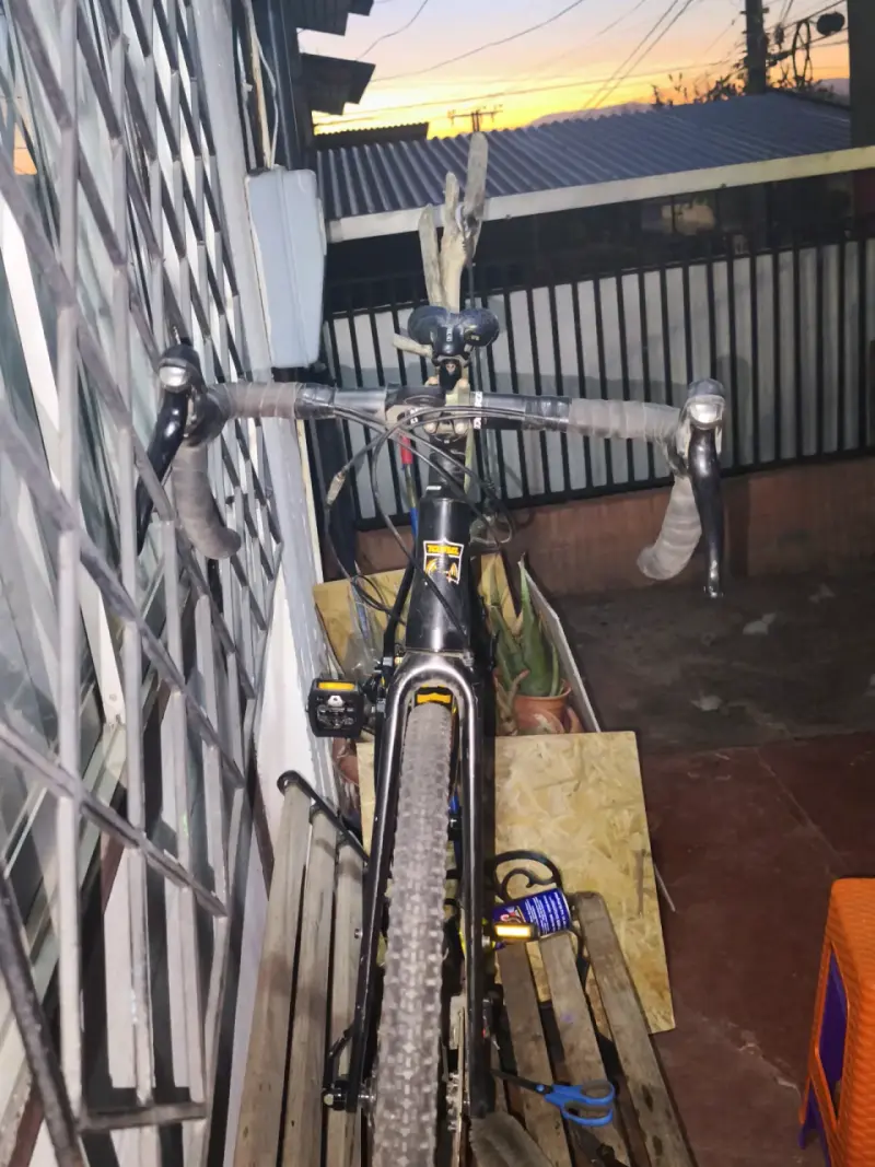 Bicicleta de carretera Kona negra y amarilla - 3
