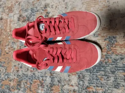 Zapatillas Adidas rojas con rayas azules y blancas - miniatura 1