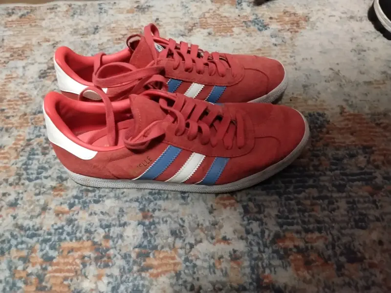 Zapatillas Adidas rojas con rayas azules y blancas - 2