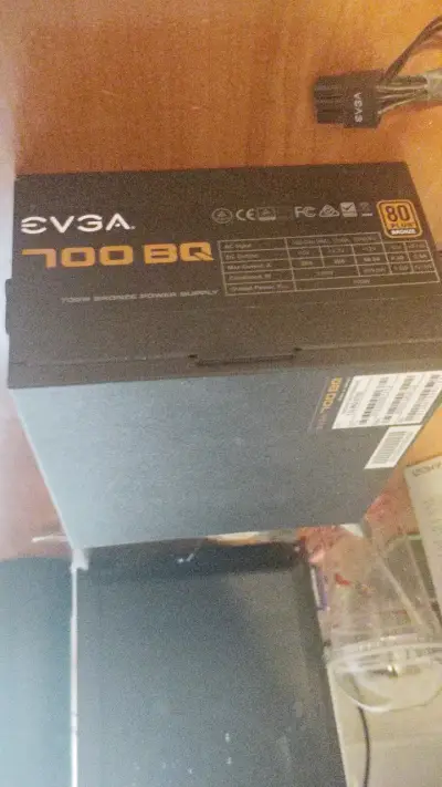 Fuente de Poder EVGA 700 BQ 80 Plus Bronze - miniatura 2