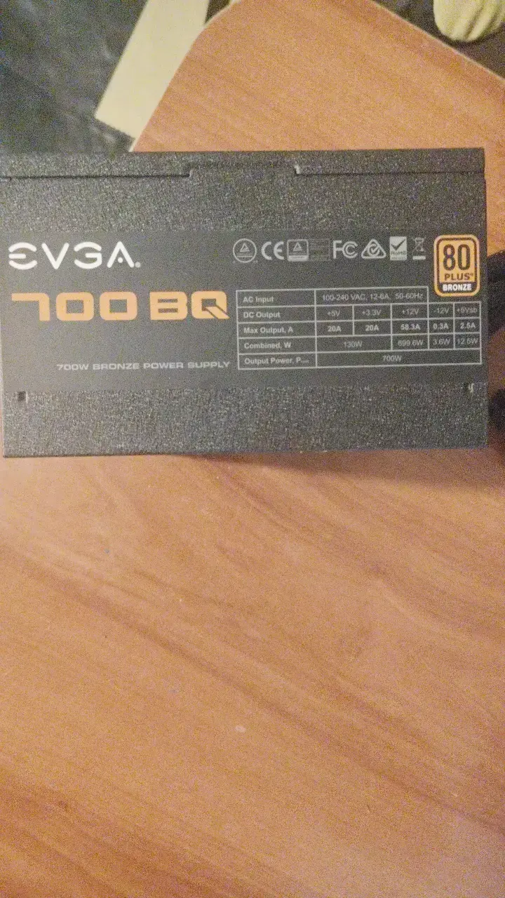 Fuente de Poder EVGA 700 BQ 80 Plus Bronze - 4