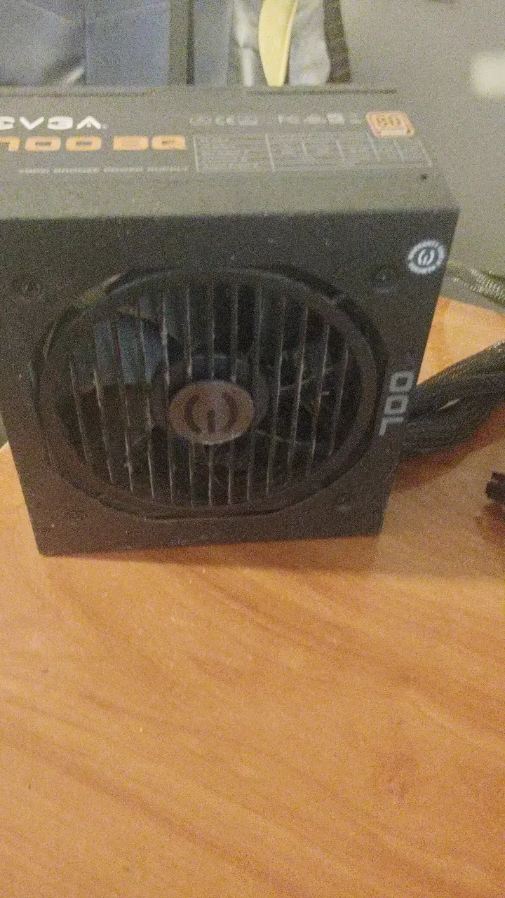 Fuente de Poder EVGA 700 BQ 80 Plus Bronze - 5