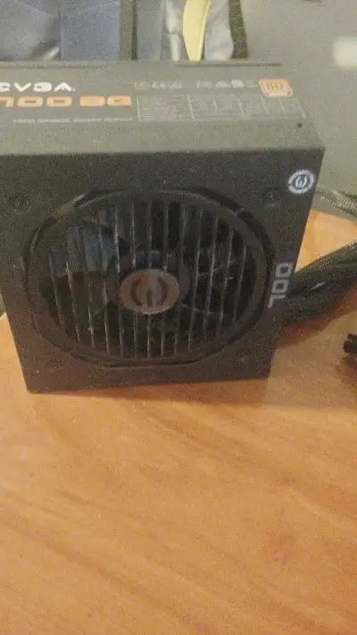 Fuente de Poder EVGA 700 BQ 80 Plus Bronze - miniatura 5