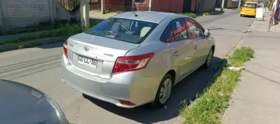 Toyota Yaris 2014 en buen estado - miniatura 2