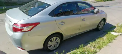 Toyota Yaris 2014 en buen estado - miniatura 3
