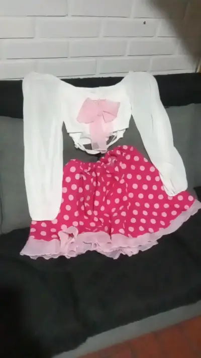 Outfit de falda y blusa cute - miniatura 1