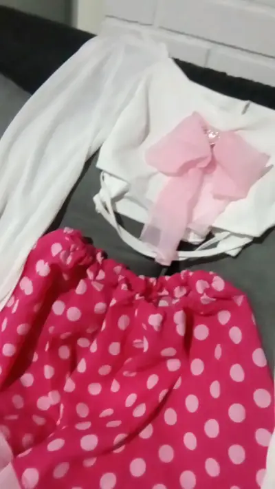 Outfit de falda y blusa cute - miniatura 2