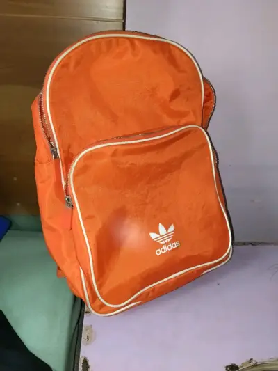 Mochila naranja Adidas con logo clásico - miniatura 1