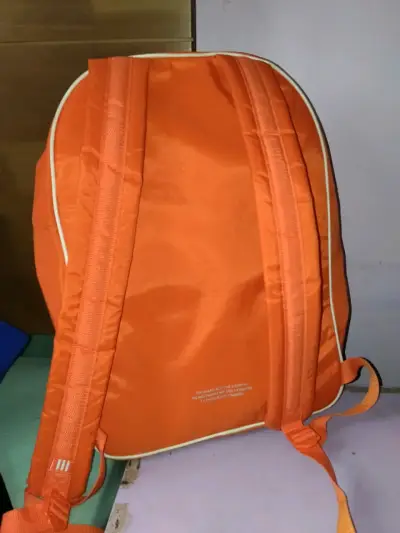 Mochila naranja Adidas con logo clásico - miniatura 2