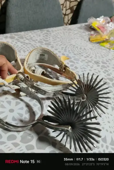 Espuelas de metal con talonera de cuero - miniatura 1
