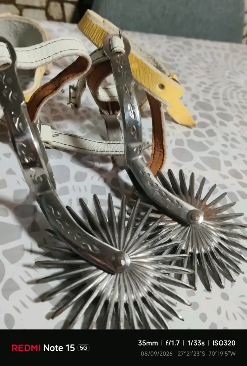 Espuelas de metal con talonera de cuero - 2