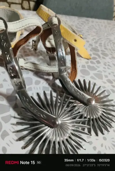Espuelas de metal con talonera de cuero - miniatura 2