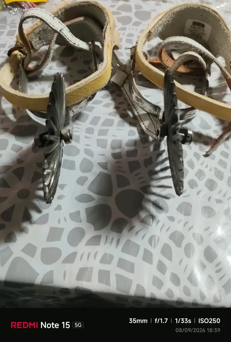 Espuelas de metal con talonera de cuero - 3