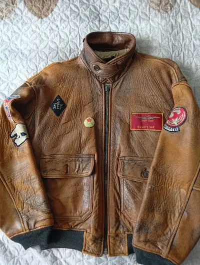 Chaqueta de cuero AVIREX USA vintage con parches - miniatura 1