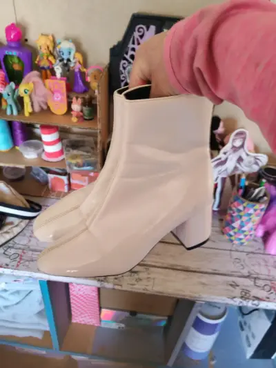 Botines de charol beige con tacón grueso - miniatura 1