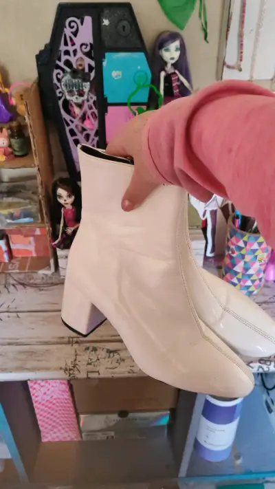 Botines de charol beige con tacón grueso - miniatura 2
