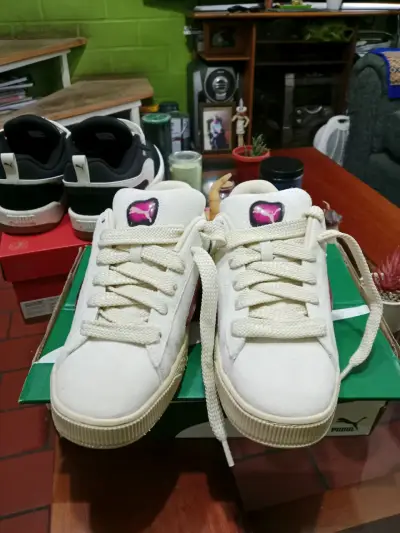 Zapatillas Puma blancas con detalles rosados - miniatura 2
