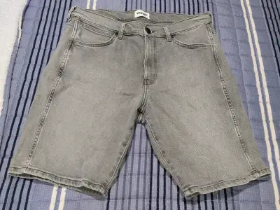 Shorts de mezclilla grises Wrangler para hombre - miniatura 1