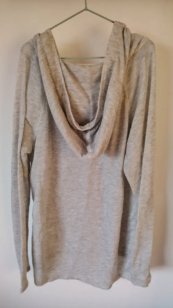 Polerón gris con capucha y detalles metálicos - 2