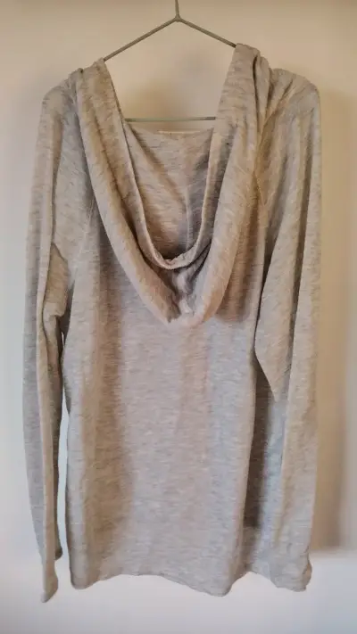 Polerón gris con capucha y detalles metálicos - miniatura 2