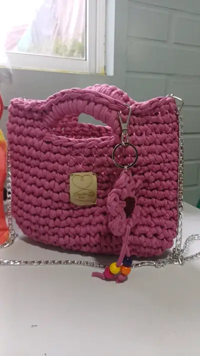 Cartera tejida a mano rosa con cadena - miniatura 1