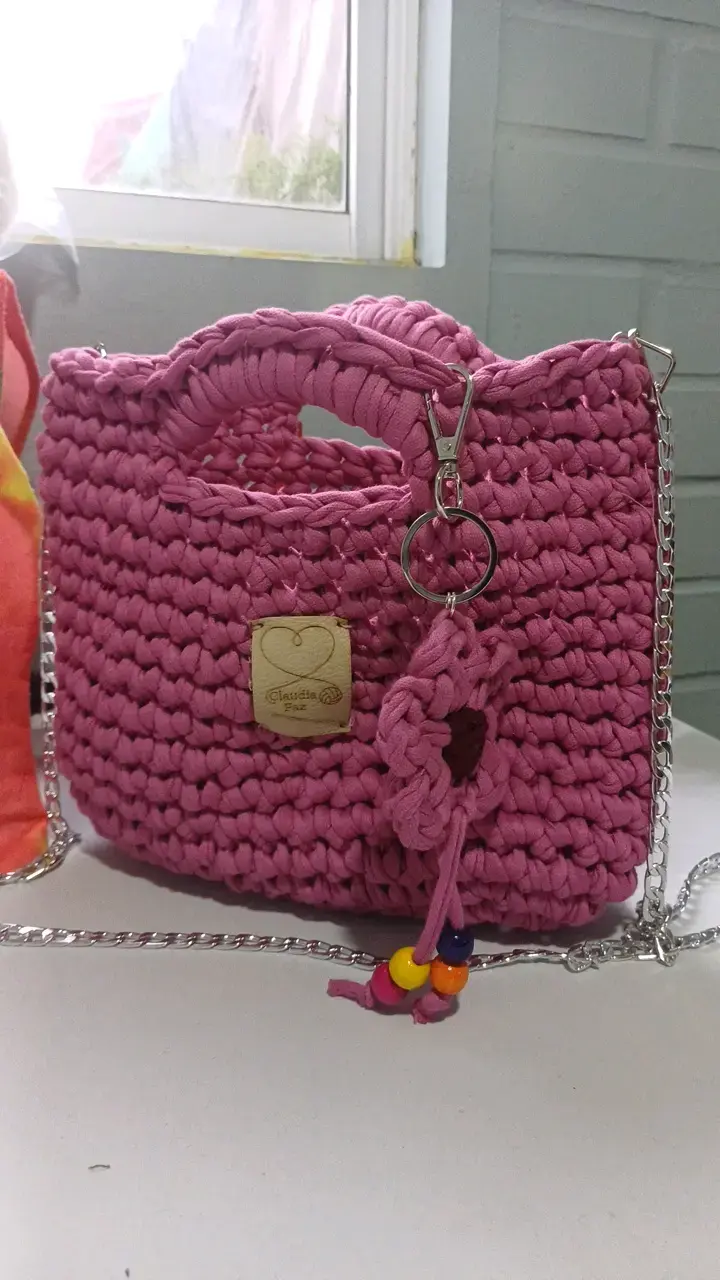Cartera tejida a mano rosa con cadena - 2
