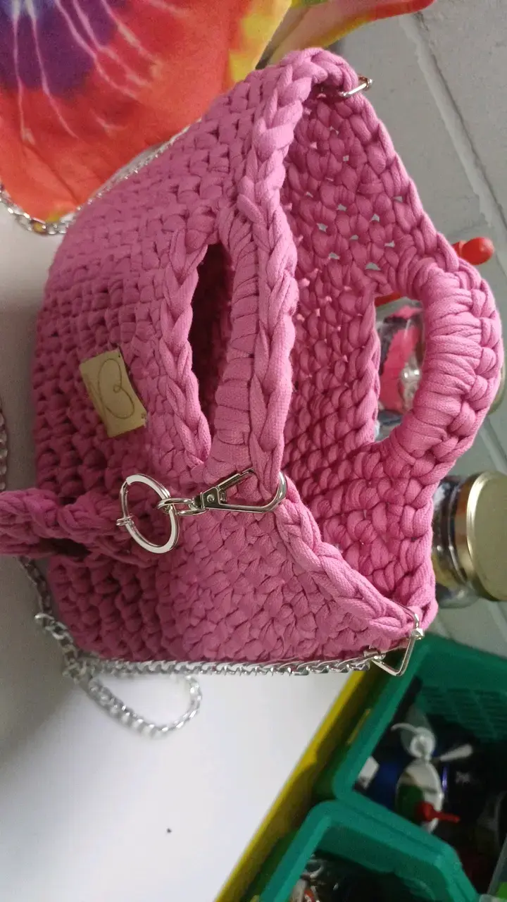 Cartera tejida a mano rosa con cadena - 3