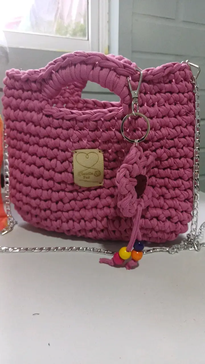 Cartera tejida a mano rosa con cadena - 4