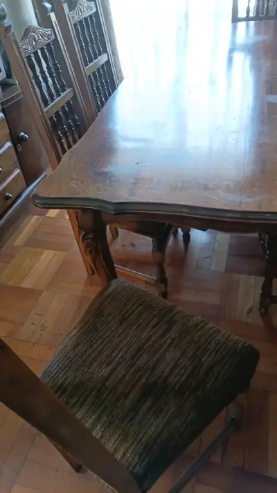 Mesa de comedor de madera con sillas - miniatura 3