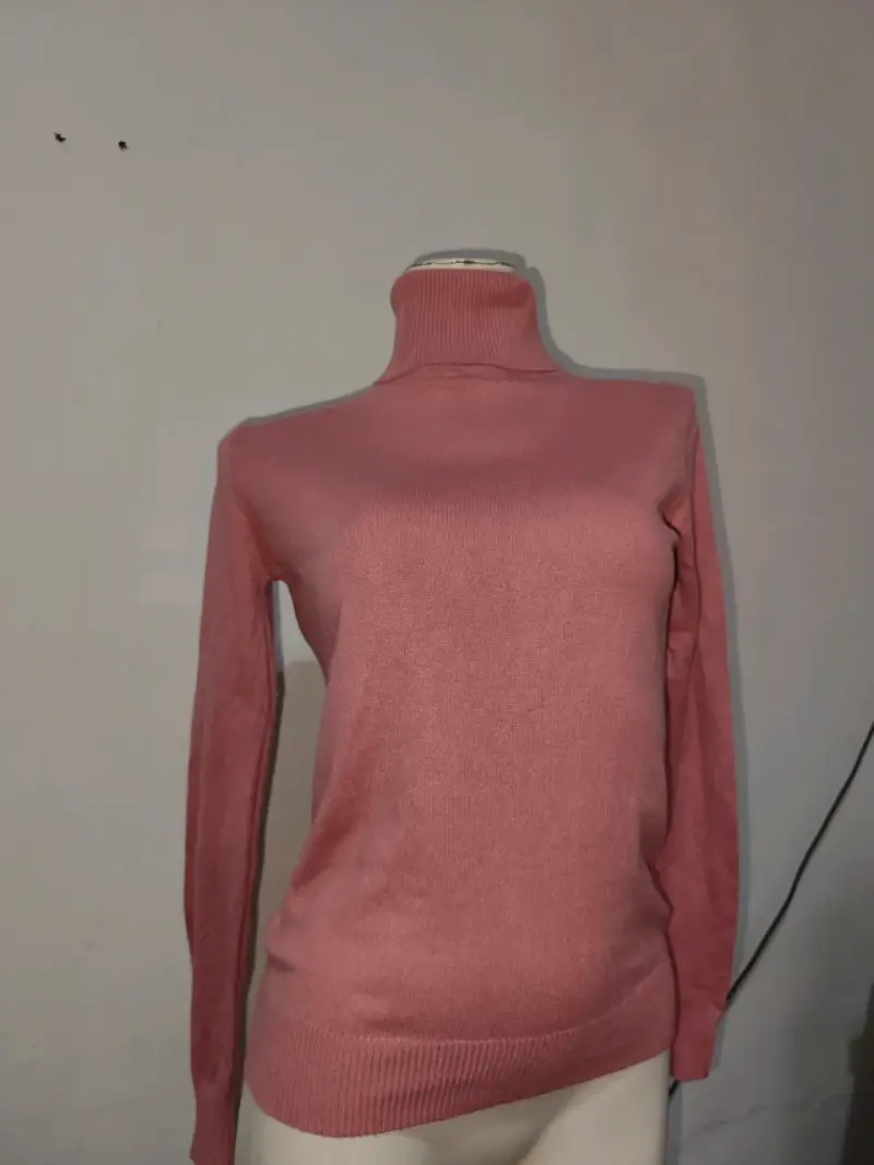 Suéter de mujer rosado cuello alto talla S/M - 2