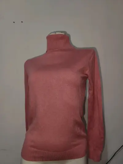 Suéter de mujer rosado cuello alto talla S/M - miniatura 4