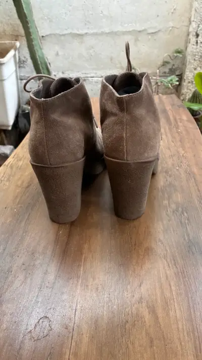 Botines de gamuza marrón con tacón alto - miniatura 2