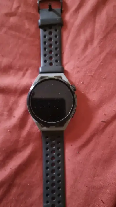 Reloj inteligente deportivo con correa negra - miniatura 1