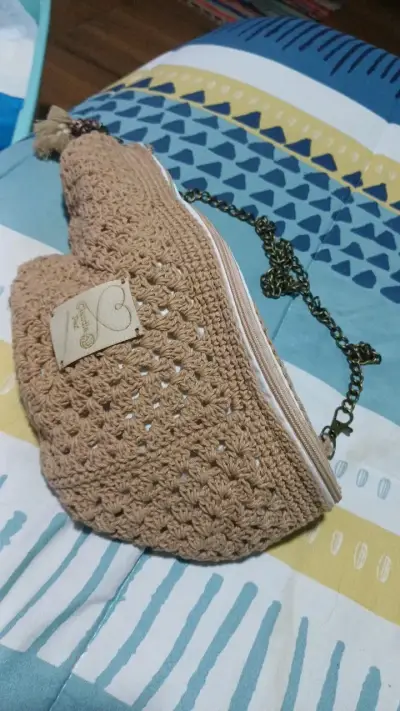 Banano o riñonera de crochet beige con cadena - miniatura 1