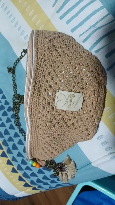 Banano o riñonera de crochet beige con cadena - miniatura 2