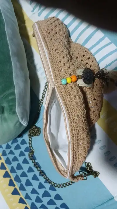 Banano o riñonera de crochet beige con cadena - miniatura 3