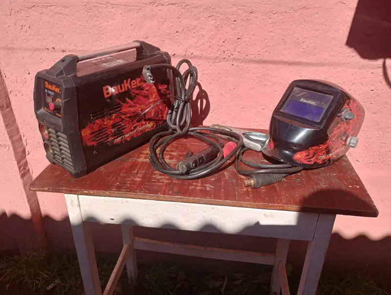 Soldadora Inverter Bauker KIN200M con Máscara - 2