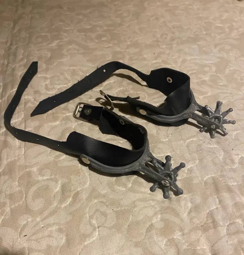 Espuelas de metal con correas de cuero niño