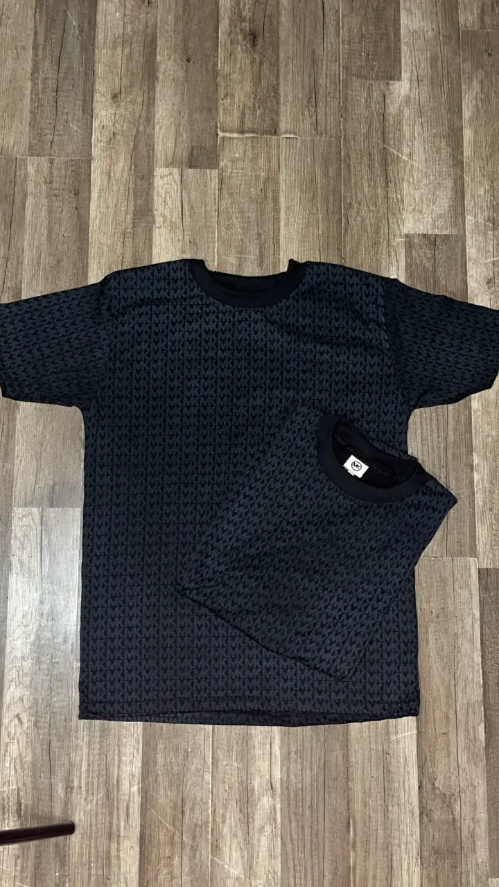 Polera negra con estampado MK